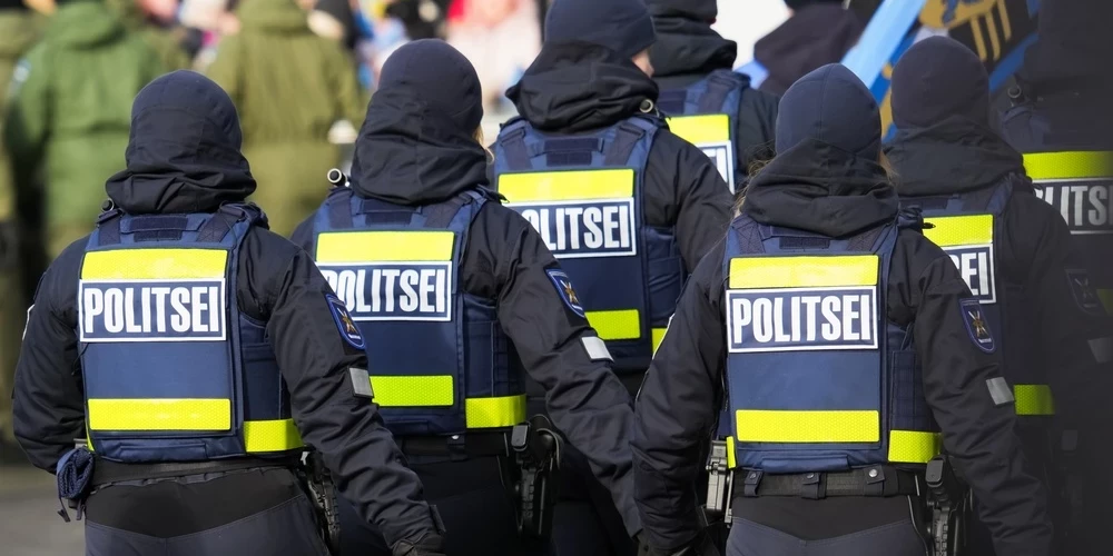 Policijas spēki norobežoja notikuma vietu, lai neļautu garāmgājējiem iekļūt bīstamajā zonā.