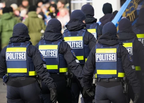 Policijas spēki norobežoja notikuma vietu, lai neļautu garāmgājējiem iekļūt bīstamajā zonā.