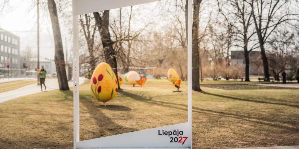 Radot pavasarīgu noskaņu, Liepājā izvietoti Lieldienu dekori – lielformāta krāsainas olas, putnu skulptūras un pūpolu motīva dekori. 