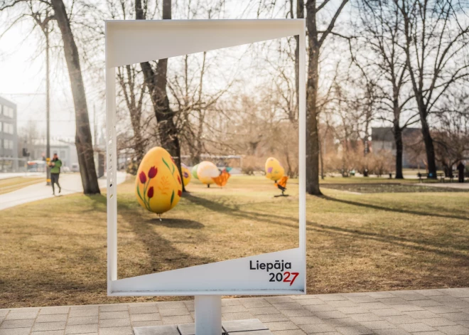 Radot pavasarīgu noskaņu, Liepājā izvietoti Lieldienu dekori – lielformāta krāsainas olas, putnu skulptūras un pūpolu motīva dekori.
