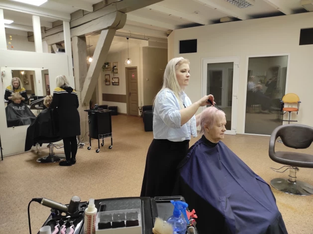 Ir dāmas, kas profesionāli “piepucēt” matu sakārtojumu nāk teju katru mēnesi - tas palīdz arī ikdienā justies pārliecinošāk.