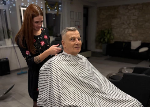 Arī vīriešiem gados ir svarīgi būt koptiem un arīdzan uz mirkli sajusties īpaši aprūpētiem, liecina pensionāra Pētera Tropiņa pārliecinošais izskats frizieres Diānas Kolotiļinas rokās.