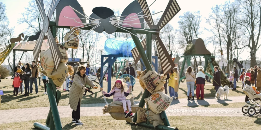 Сегодня в Сигулде начинается большой весенний праздник с качелями, ярмаркой и сюрпризами.