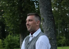 Pēdējo reizi manīts nakts vidū uz šosejas pie Greivuļu apļa: policija meklē bezvēsts pazudušo Māri