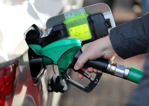 Atbilstoši izstrādātajam likumprojektam, ja mazumtirgotāja noteiktā degvielas cena par 3% pārsniegs aprēķināto orientējošo mazumtirdzniecības cenu, ieņēmumu summa virs šī sliekšņa tiks iekļauta solidaritātes maksājuma bāzē, piemērojot 100% likmi.