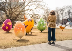 ФОТО: в Лиепае к Пасхе украсили город большими яйцами, птицами и яркими весенними декорами