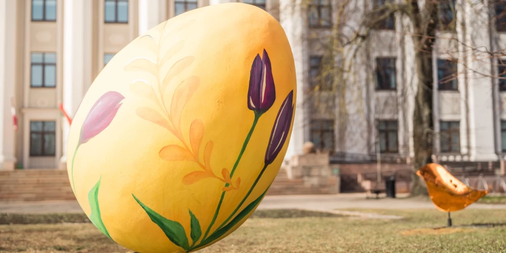 В Лиепае разместили пасхальные декорации — крупноформатные цветные яйца, скульптуры птиц и украшения с мотивами вербы.