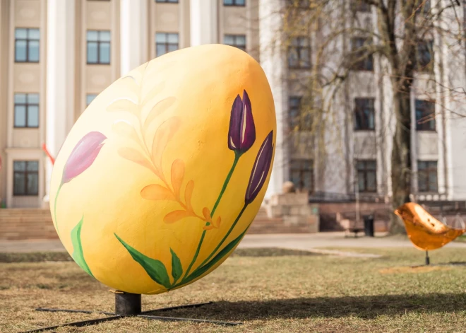 В Лиепае разместили пасхальные декорации — крупноформатные цветные яйца, скульптуры птиц и украшения с мотивами вербы.