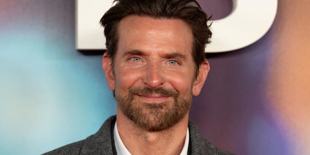 Reiz arī aktieris Bredlijs Kūpers aizgājis savā aktierspēlē par tālu.