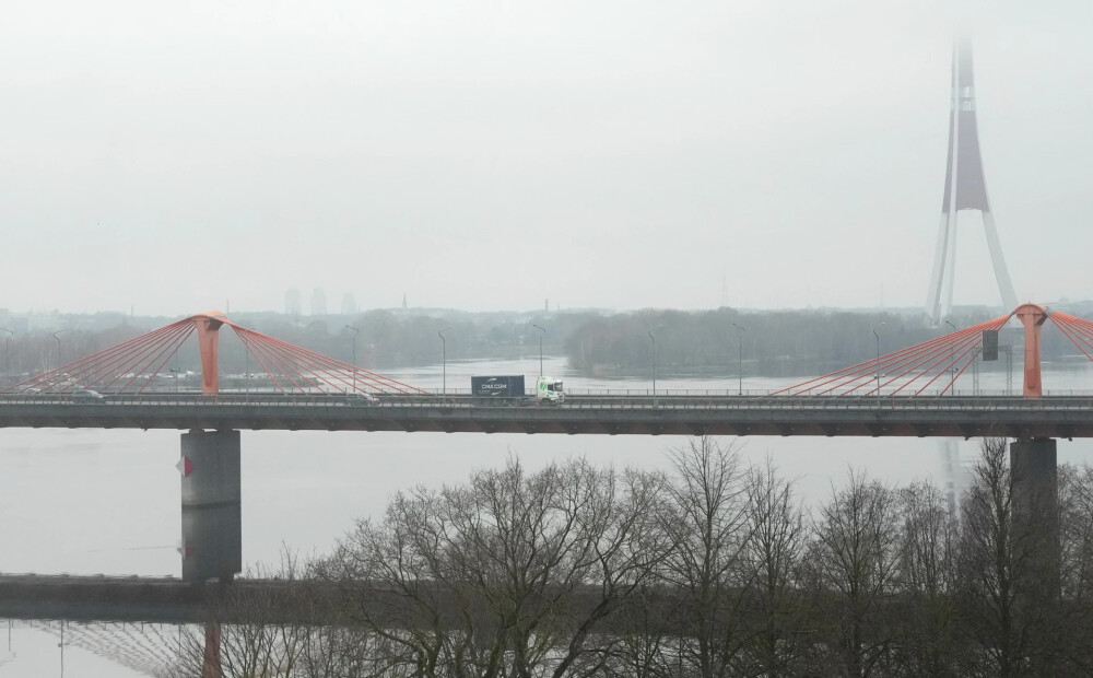 Uz Dienvidu tilta estakādēm Rīgā drīz atkal drīkstēs braukt ātrāk