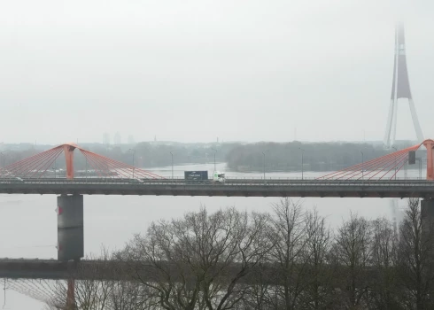 Dienvidu tilts pār Daugavu.