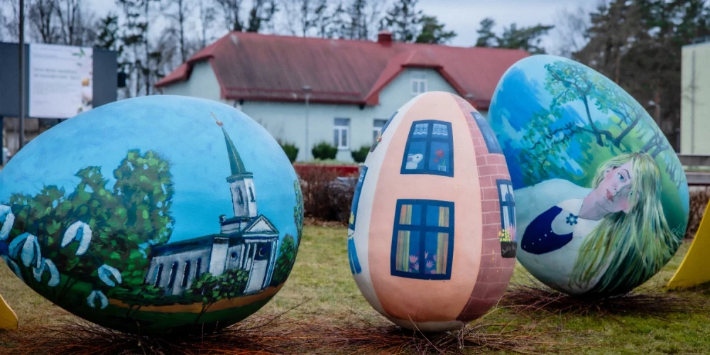 Ar pavasarīgu noskaņu un krāšņiem rotājumiem Ogres novads tērpies Lieldienu rotā.