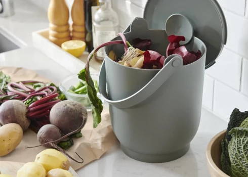 Почти каждое пятое домохозяйство в Латвии до сих пор не сортирует отходы, хотя у соседей ситуация заметно лучше.