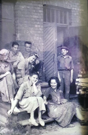 Viena no retajām fotogrāfijām Tālivalža krājumos, kur redzams viņa tētis – Andrejs Krūmiņš (no labās) kopā ar Mākslas akadēmijas kolēģiem. Savulaik arī viņam paticis sportot, jo īpaši – spēlēt volejbolu.