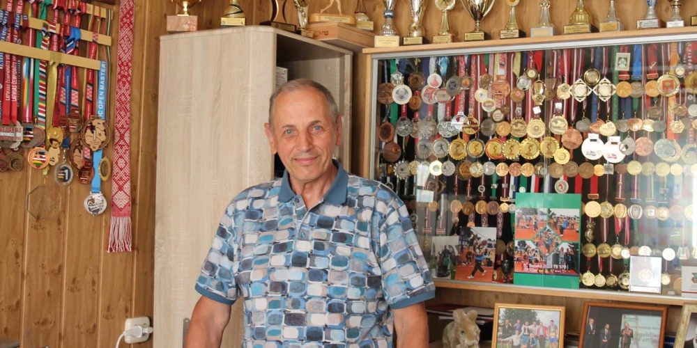 Sienas un plauktiņus Tālivalža dzīvoklī aizņem ne tikai fotogrāfijas, bet arī apbalvojumi. Nesenākais objekts – īpaši pasūtīts statīvs medaļām.