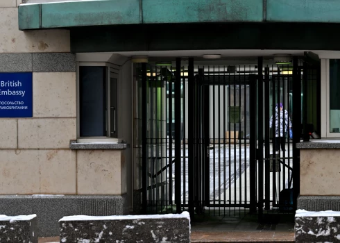 29 gadus vecais Lielbritānijaas vēstniecības sekretārs Alberts Gerharduss Janss van Rensburgs izraidīts par iesaistīšanos "graujošās izlūkošanas darbībās, kas apdraud Krievijas drošību", paziņojis Krievijas drošības dienests.