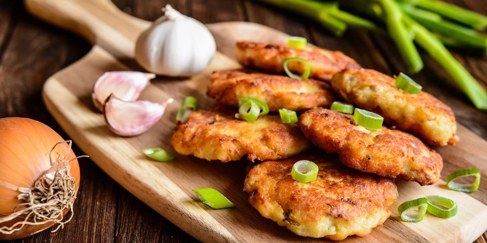 Kartupeļu biezeņa pankūkas ar ķirbi un sieru.