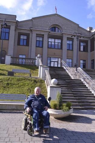 Andris Preiss pie Brocēnu kultūras centra, kuru viņš apmeklē visbiežāk.