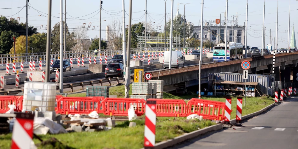 Жителей Риги предупредили о новых ограничениях движения возле моста Йорга Земитана до 21 апреля.