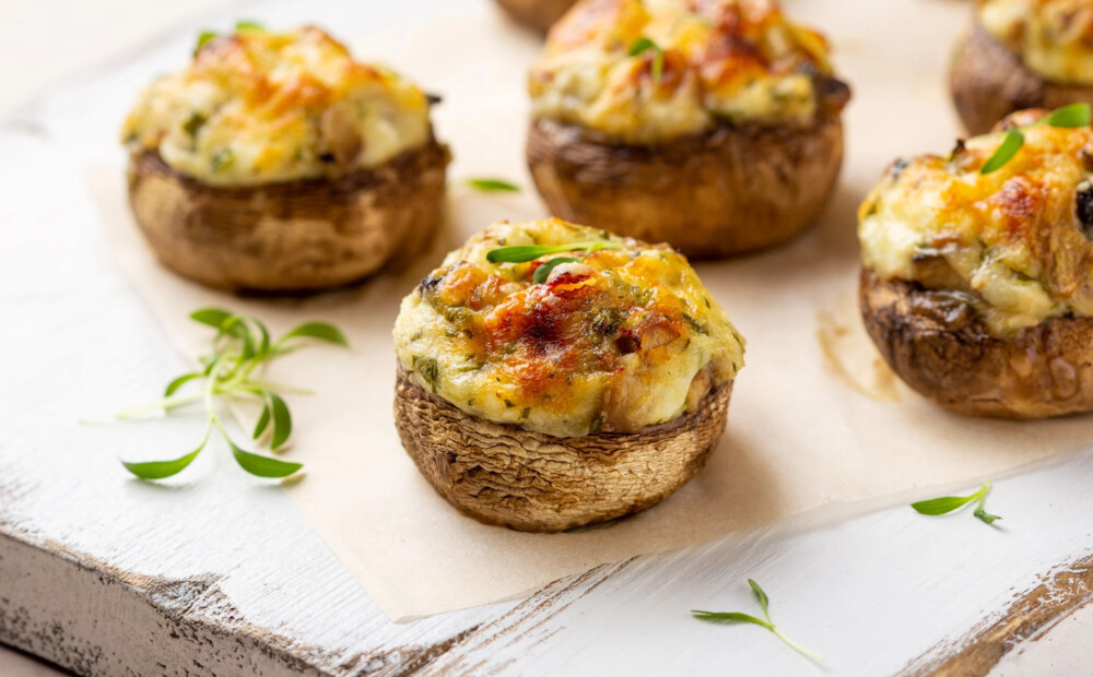 Vakariņas pusstundā: ar vistas fileju pildīti šampinjoni siera cepurītē