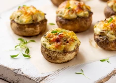 Vakariņas pusstundā: ar vistas fileju pildīti šampinjoni siera cepurītē