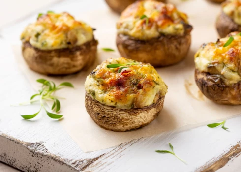 Ar vistas fileju un sieru pildīti šampinjoni. 