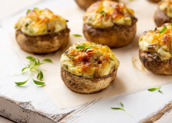 Vakariņas pusstundā: ar vistas fileju pildīti šampinjoni siera cepurītē