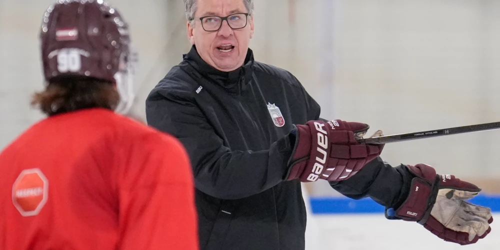 Harijam Vītoliņam nometnes pirmajā dienā vairāk darba ar gados jauniem hokejistiem.