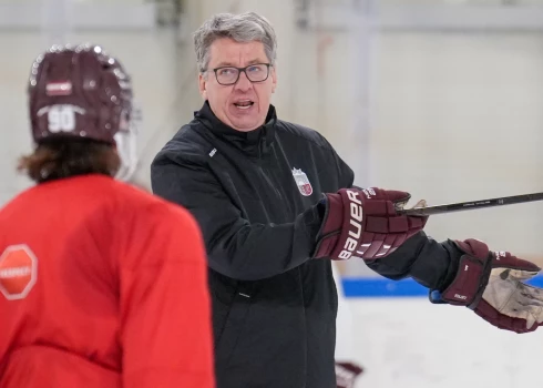 Harijam Vītoliņam nometnes pirmajā dienā vairāk darba ar gados jauniem hokejistiem.