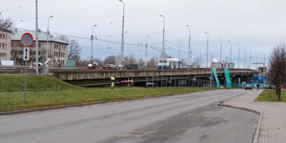 Turpinās Jorģa Zemitāna tilta pārbūves darbi.