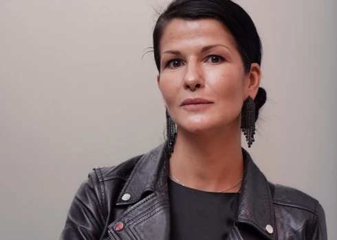 Aktrise Kristīne Belicka nebaidās arī no fiziski smaga darba.