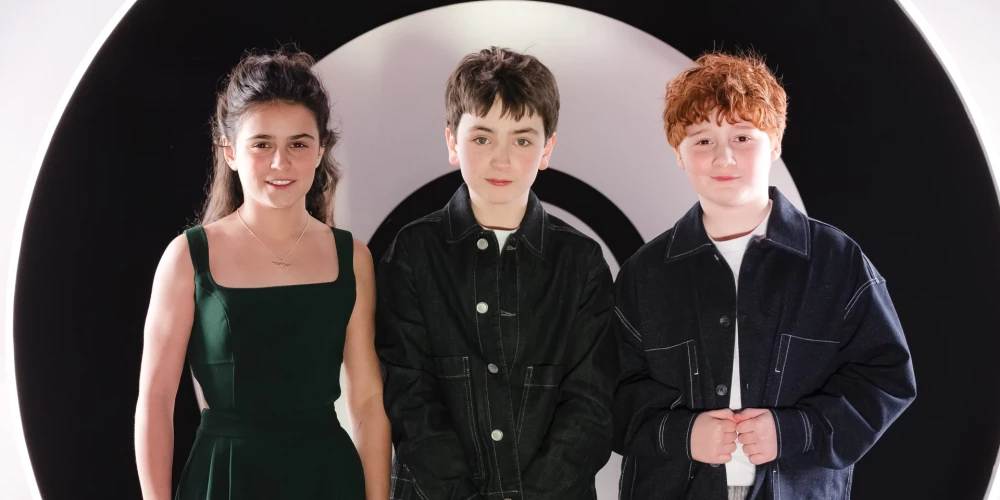 Jaunā “Harija Potera” seriāla galveno lomu atveidotāji. No kreisās Arabella Stantone, Dominiks Maklāflins un Alistērs Stouts.