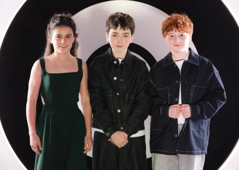 Jaunā “Harija Potera” seriāla galveno lomu atveidotāji. No kreisās Arabella Stantone, Dominiks Maklāflins un Alistērs Stouts.