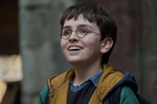 Dominiks Maklāflins kā Harijs Poters jaunajā seriālā.