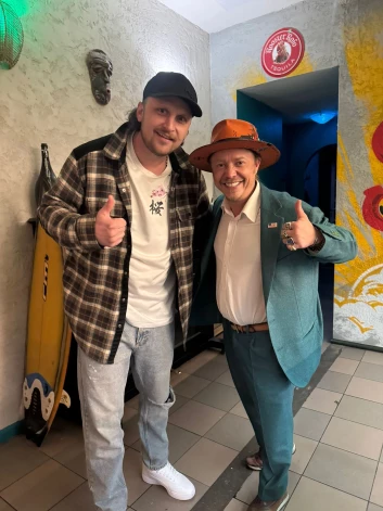 Ēriks Ozollapa, pozējot savā restorānā kopā ar miljardieri Broku Pīrsu.