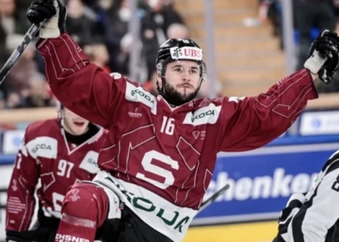  Latvijas uzbrucējs Mārtiņš Dzierkals pirmdien ar Prāgas "Sparta" komandu Čehijas hokeja ekstralīgas ceturtdaļfināla izšķirošajā spēlē uzvarēja aizsarga Kristiāna Rubīna pārstāvēto Plzeņas "Škoda".