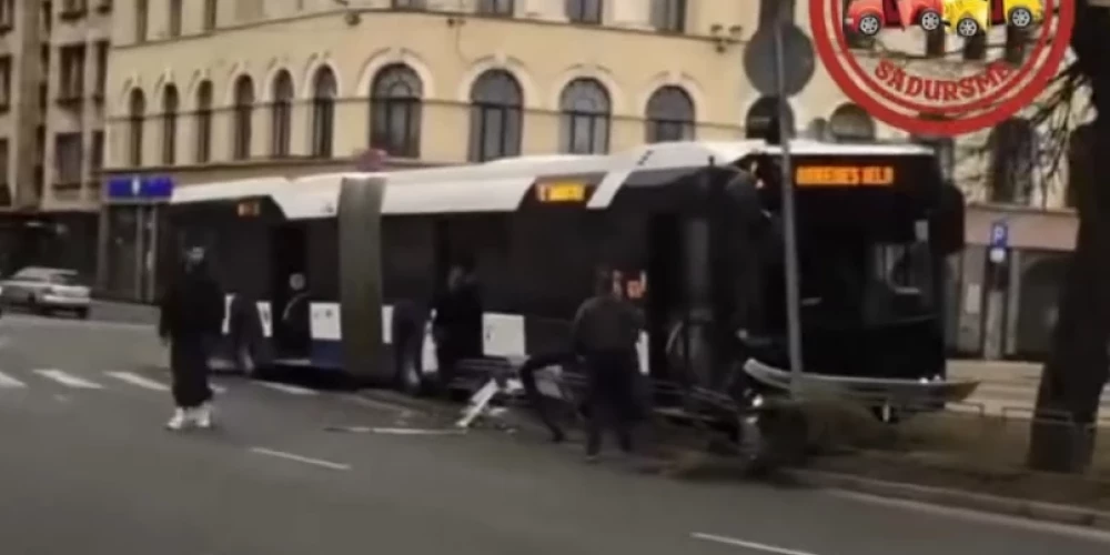 У Кабинета министров автобус снес ограждения после того, как водителю внезапно стало плохо.