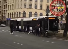 Автобус снес барьеры в центре Риги: стали известны новые обстоятельства ДТП