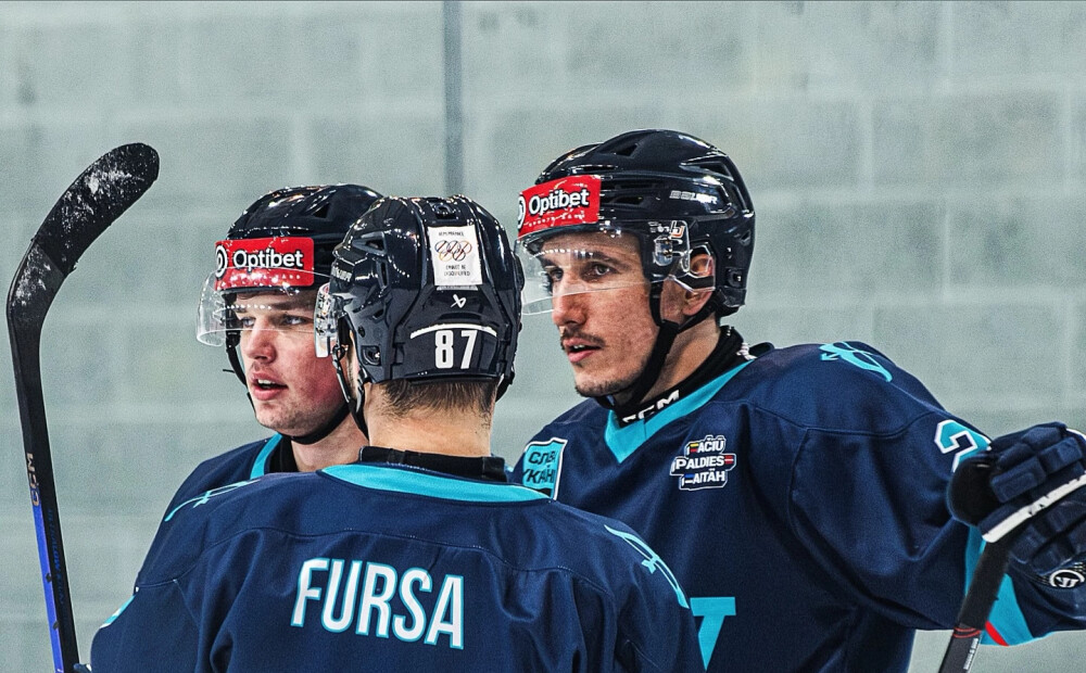 Kijivas "Capitals" hokejisti protestē pret tiesnešiem un pamet spēli. Uzvaru svin "Mogo"/RSU komanda