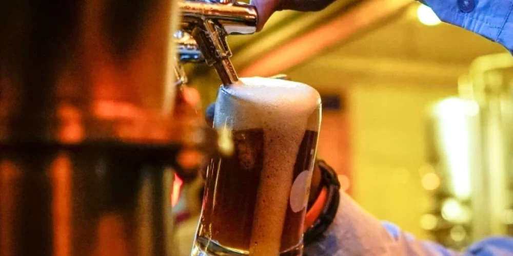 Likumprojektā paredzēts aizliegt "uzraudzītu alus un vīna dzeršanu" no 14 gadu vecuma.  Vācijā alus, vīna un dzirkstošā vīna lietošana un iegāde ir atļauta no 16 gadu vecuma. Likums, kas ļauj 14 un 15 gadus veciem jauniešiem legāli lietot alkoholu vecāku sabiedrībā, tika pieņemts 1952. gadā, bet pagājušajā gadā Vācijas federālo zemju veselības ministri aicināja to atcelt, norādot uz atkarības risku.  Vācijas izglītības ministre Karina Prīna ir iekļāvusi šī likuma atcelšanu savā likumprojektā par bērnu un jauniešu labklājību. Uzraudzīta alkohola lietošana "vājina jauniešu aizsardzību pret alkohola pārmērīgas lietošanas briesmām un tādējādi ir pretrunā federālās valdības mērķiem efektīvāk novērst atkarības," norādīts likumprojektā.  Likumprojekts tiks apspriests ar nozares asociāciju ekspertiem, un tam nepieciešams valdības un abu parlamenta palātu apstiprinājums. Pagaidām nav skaidrs, kad tas varētu stāties spēkā.