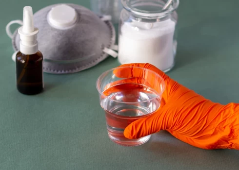 Sāpoša kakla skalošanu ar sālsūdeni vismaz reizi dzīvē, iespējams, ir izmēģinājis ikviens. Nereti tā patiešām sniedz atvieglojumu. Tomēr ir arī citi skalošanas līdzekļi, kas noteiktās situācijās var būt efektīvāki.