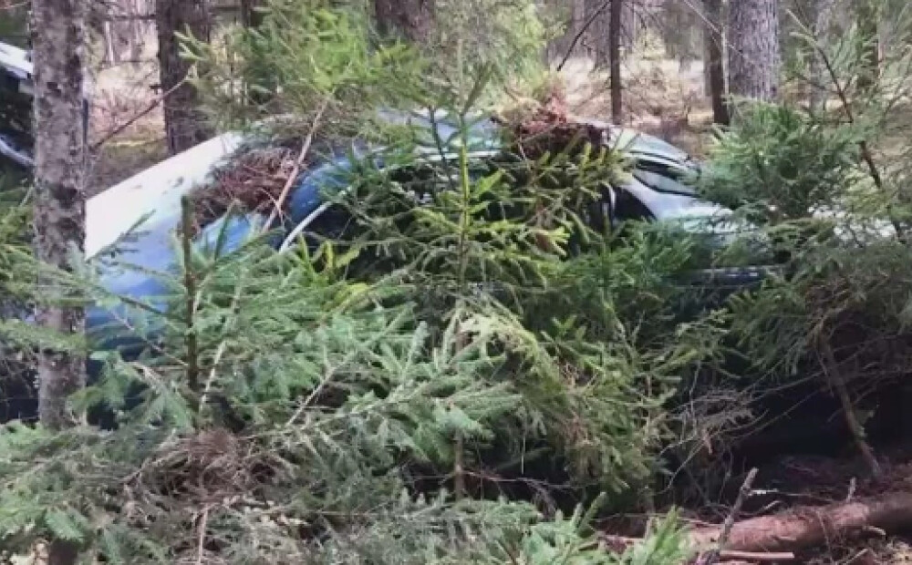 Vangažu mežā atrod Siguldas benzīntankā nozagto BMW;  zaglis aiz sevis atstājis dīvainas pēdas