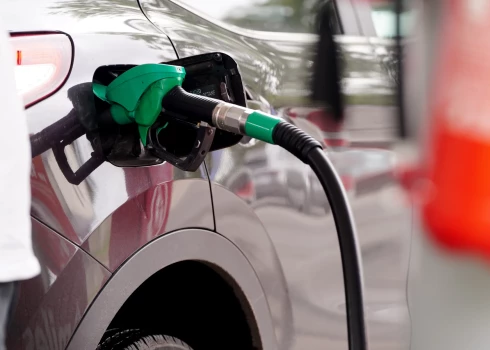 Перед временным снижением акциза в Латвии подешевели и дизель, и бензин.