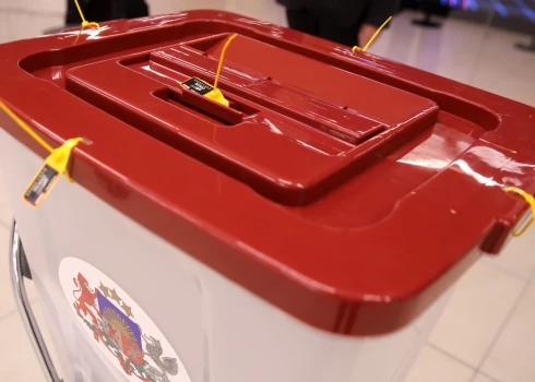 Manuāla balsu skaitīšana vēlēšanu naktī varētu prasīt vēl vienu vai divas stundas.