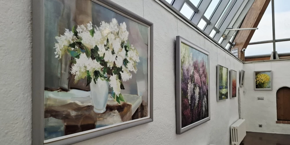 Jelgavas Sv. Trīsvienības baznīcas tornī skatāma mākslinieces Aijas Princes jaunāko darbu izstāde.