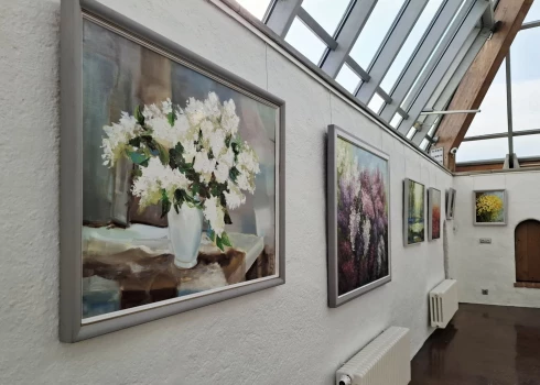 Jelgavas Sv. Trīsvienības baznīcas tornī skatāma mākslinieces Aijas Princes jaunāko darbu izstāde.