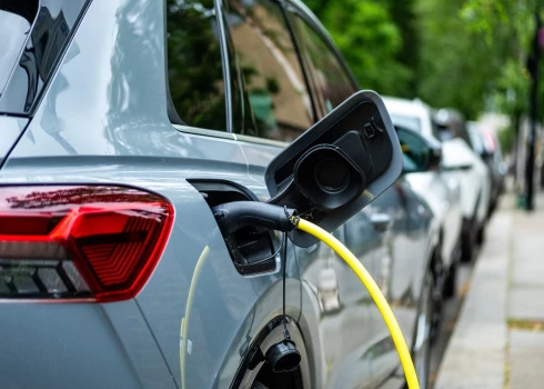 Elektroauto īpašniekiem dzīve vairs nebūs tik zaļa. 