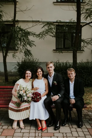 Inese un Harijs savas meitas Elīzas kāzās. Elīza un viņas vīrs Jānis ir juristi.