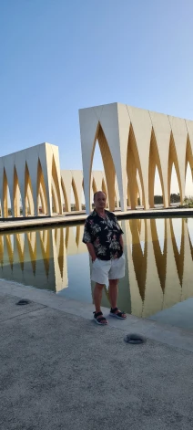 Populārā apskates vieta – El Gunas konferenču un kultūras centrs, kurā notiek starptautiska mēroga sarīkojumi.