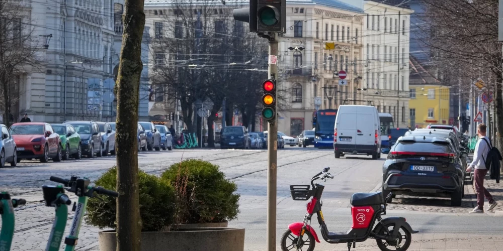 Valdība ir atbalstījusi Satiksmes ministrijas sagatavotos grozījumus, kas, tostarp, paredz aizliegt pašgājēju velosipēdu pārvietošanos pa ietvēm.